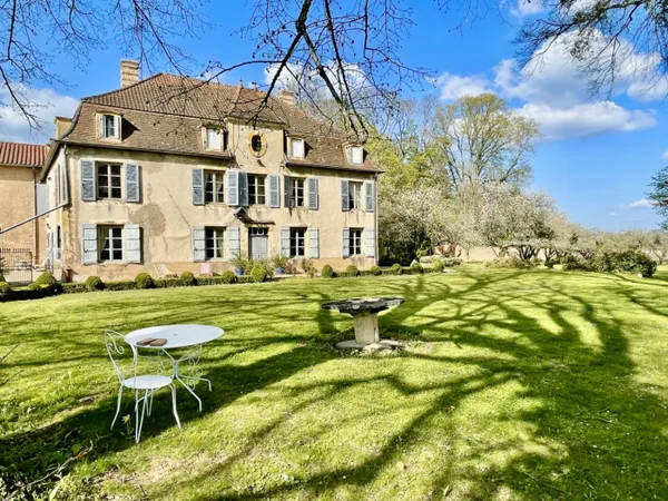 Château du XVIII avec ses grandes dépendances sur un ensemble de 