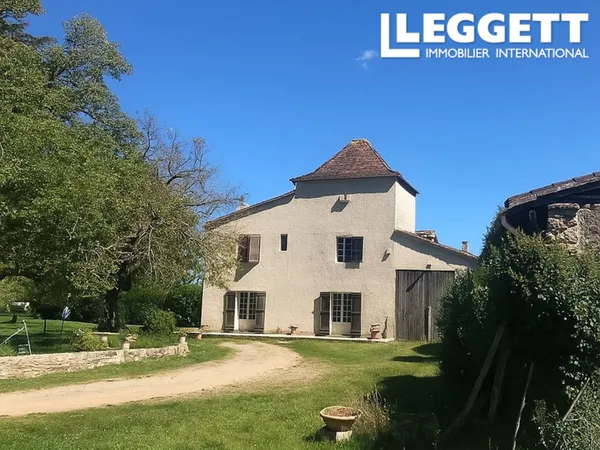 Superbe opportunité de rénovation ? deux maisons, dépendances en pierre et plus de 5 hectares 