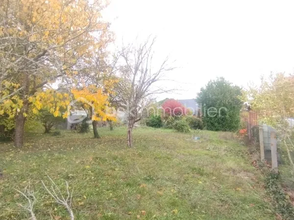 Terrain constructible de 587m2 au calme 