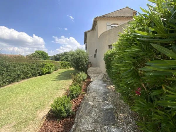 Très belle villa dans un village avec commerces sur un terrain de 3500 m2. 