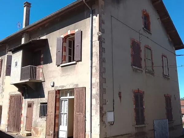 Maison et grange dans le village 460 m2 de plancher à rénover 