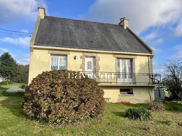 Maison avec grand jardin et beau potentiel à Camors 