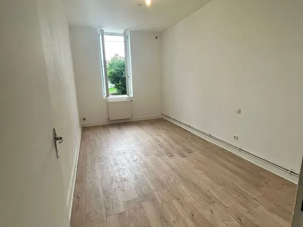 T4 luminueux dans bel immeuble en pierre 