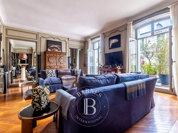 Exclusivité : Paris 8 - François 1er / Marignan - Appartement avec balcon au 2è étage - 3 
