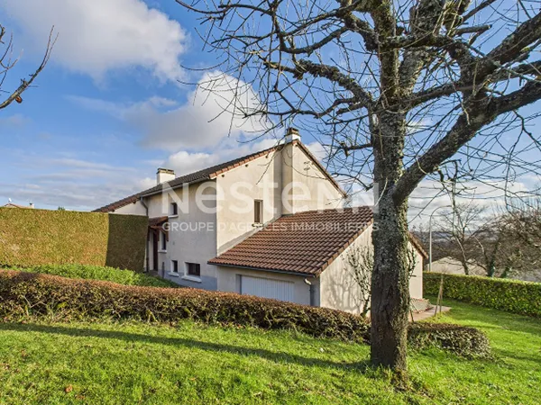 A vendre à Aurillac, quartier Belbex, sur terrain clos d'environ 600m², Maison de type 4 d'une 