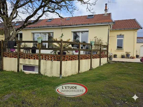 LA MONTAGNE bourg : Maison de 132 m2 (+100 m2 d'annexes) sur 