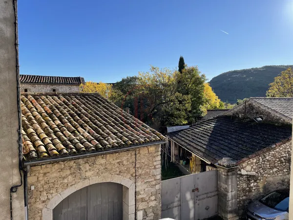 Bâtiments à restaurer en habitation + cour sur 1011m2 en coe 
