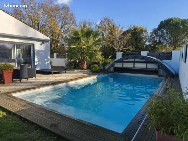 109m2 - Maison lumineuse de 2015 avec piscine, garage 43 m², préau et terrain paysagé 