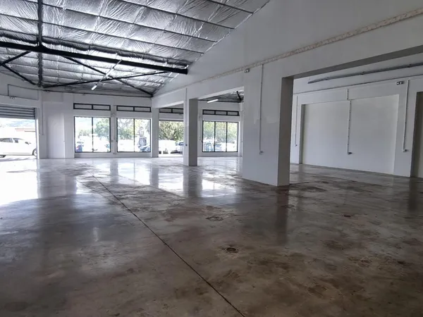 A LOUER LOCAL DE 285M² ENV ZONE BEL AIR ST LOUIS 