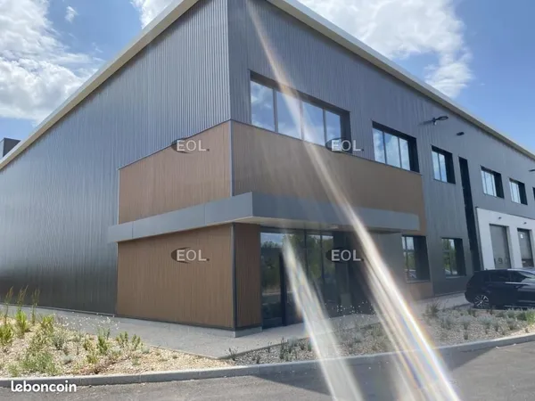 Local d'activité 608 m² 