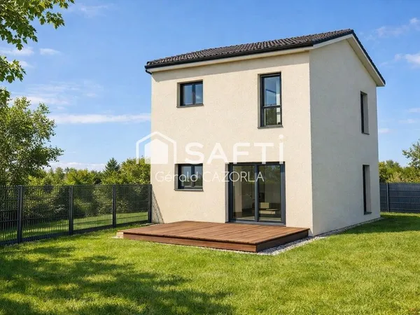 Belle maison contemporaine à l'entrée du village. 