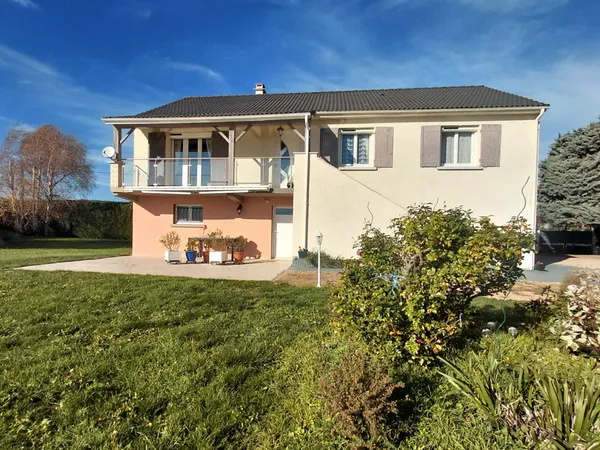 MAISON SUR SOUS SOL AVEC PISCINE COUVERTE 
