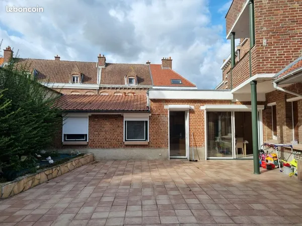 Appartement RDC de type F4 87m² + cour 