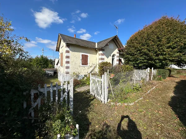 Petite maison et hangar sur grand terrain en zone urbaine 