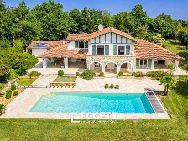 Maison 9 pièces 390 m² 