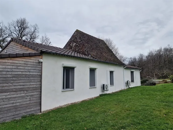 Charmante propriété périgourdine avec piscine, à 3 km de Villeréal, sur 1,6 hectare de terrain 