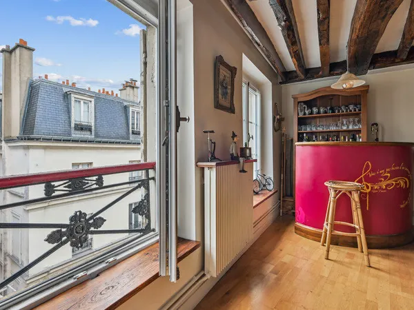 Appartement composé de 4 pièces , au 5ème étage et surtout d 