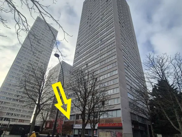 TRES BEAUX BUREAUX - EMPLACEMENT 1er ORDRE 