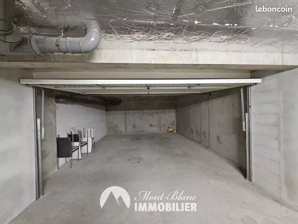 Parking/box 1 pièce 30 m² 