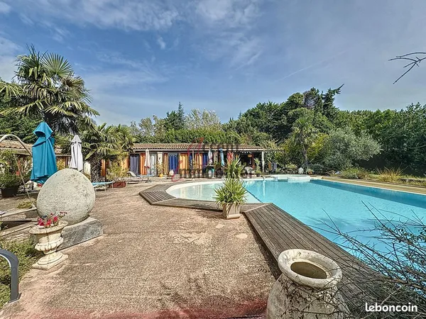 Mas 12 pièces 375 m² 