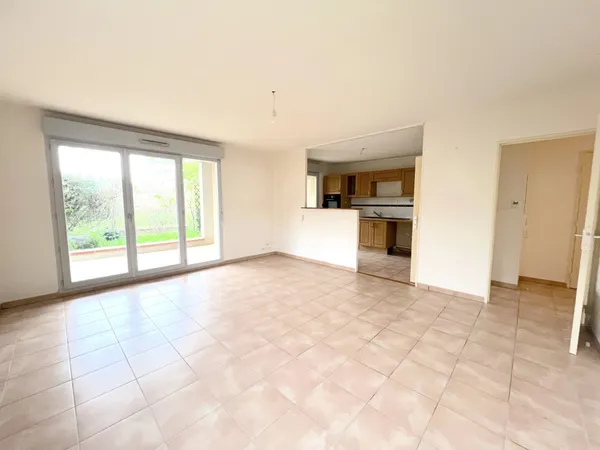 Appartement T3 en rez de jardin avec terrasse, parking et do 