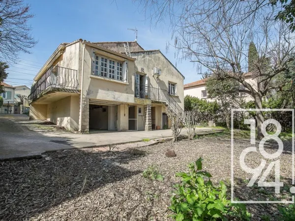 Maison 6 pièces de 180 m² sur 585 M² de jardin avec garage et pa 