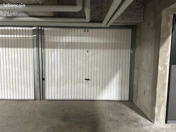Garage box fermé dans immeuble sécurisé 