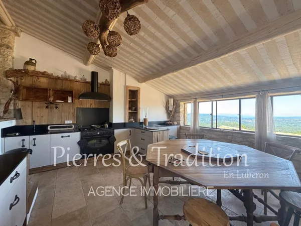 Exclusivité ! Belle maison de village avec vue et piscine. 