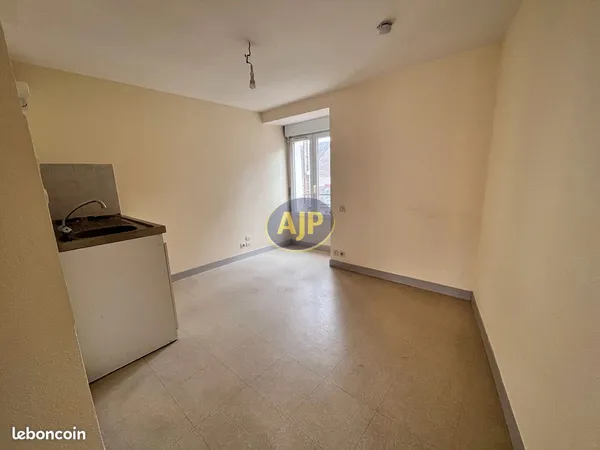 Studio 1 pièce 14 m² 