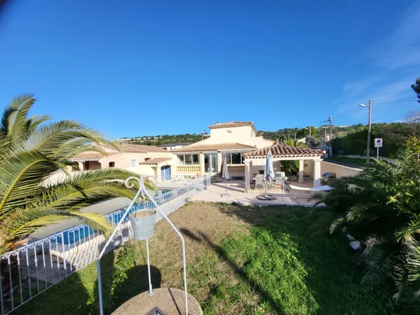 VILLA TYPE BASTIDE PROVENCALE 185 M2 AVEC PISCINE ET STUDIO 