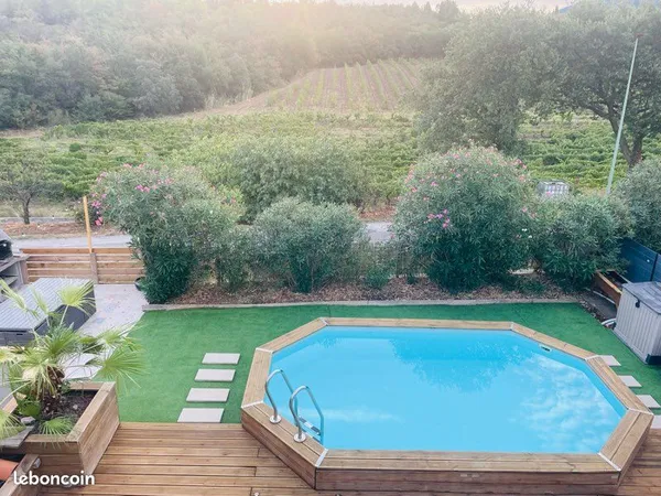 Villa récente avec piscine, vue exceptionnelle et calme absolu à découvrir sans tarder 