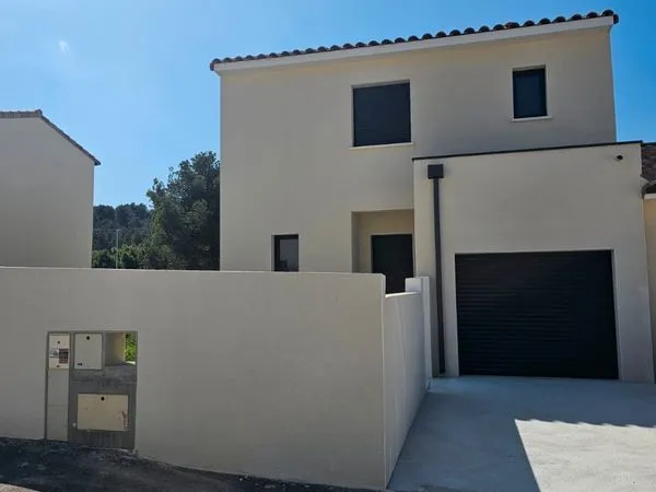 Villa neuve avec vue dégagée proche commodités 
