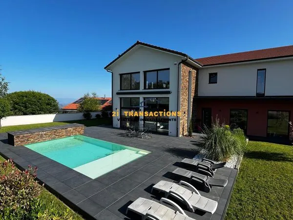 Villa 6 pièces 240 m² 