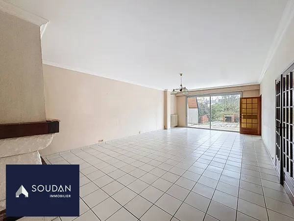 ENSEMBLE IMMOBILIER (maison - studio - dépendances - garages) 