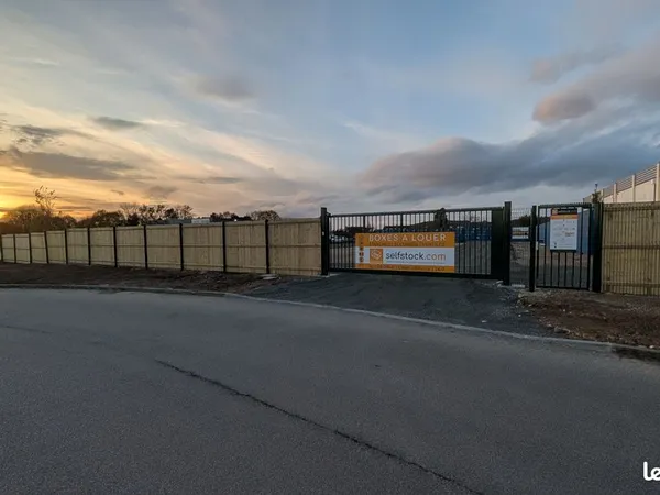 Garde-Meuble & Box de Stockage - Accès Drive 24h/24 - Port Jérôme Besoin de place ? Stockez en 