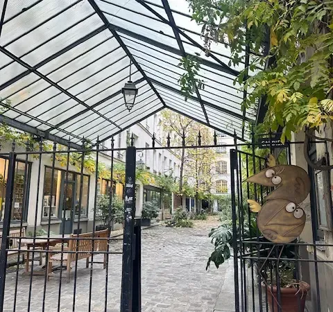 Vendu vide - Sur jolie cour arborée 