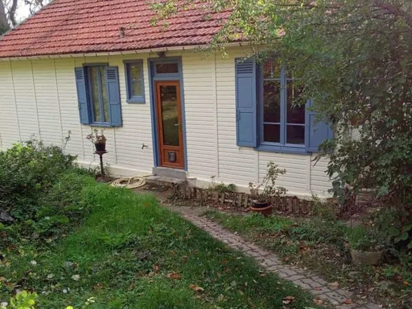 Maison en lisière de forêt avec dépendance et grand terrain. 