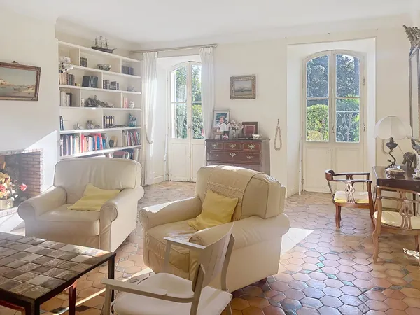4 Pièces 140 m² à Rénover avec Grande Terrasse 