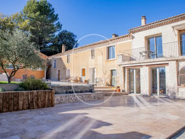 Mas Provençal XVIIIe avec vues et dépendances à vendre proche V 