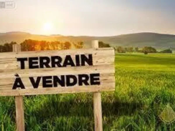 Beau terrain plat dans le village 