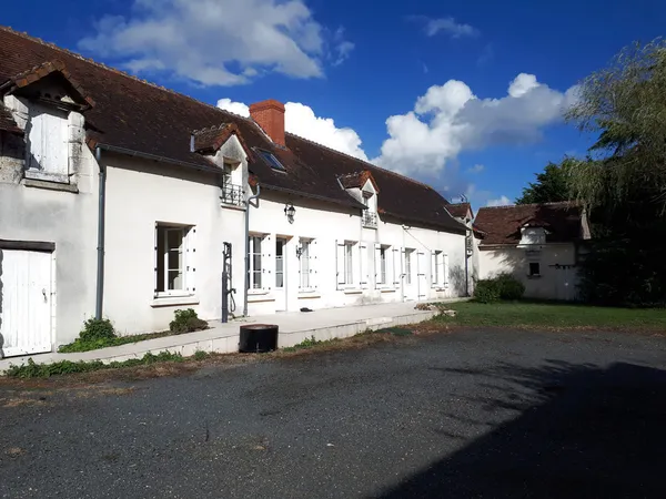 Très bel ensemble de corps de ferme rénové avec maison mansardée de 176 m2 et 65 m2. Idéal pour 