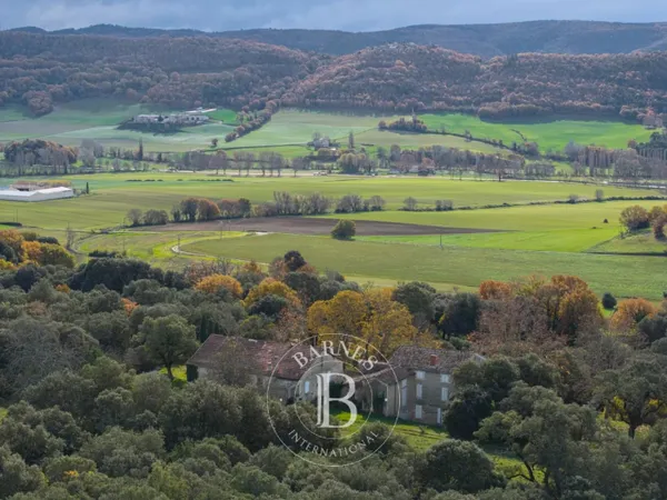 REILLANNE- DOMAINE 800m2- DEPENDANCES - PISCINE- 7 HA-VUE PANORA 