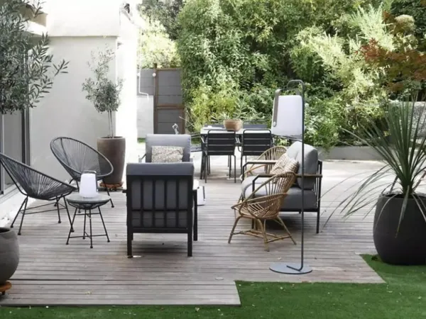 PROCHE METRO : MAGNIFIQUE 3 PIECES AVEC JARDIN PRIVATIF 