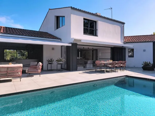 Élégance et Sérénité : Villa et Piscine de prestige aux Sables d 