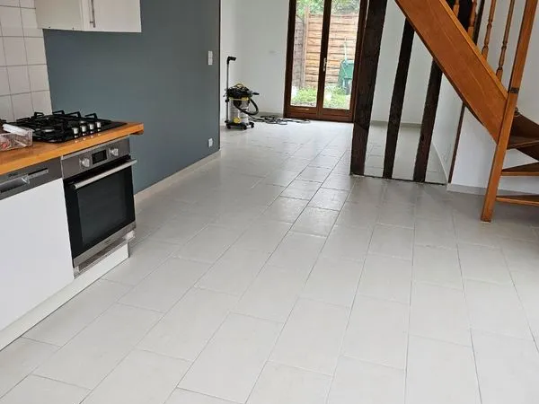 Loue maison 2chambre sallon cuisine équipée ouverte et petit terrain libre de suite 