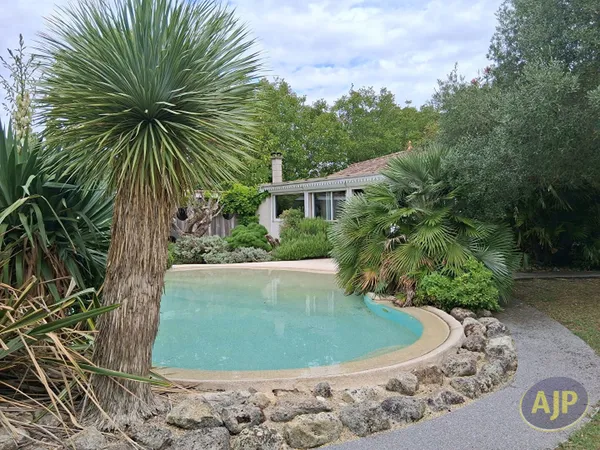 Villa avec une pisicne à Saint Estèphe 