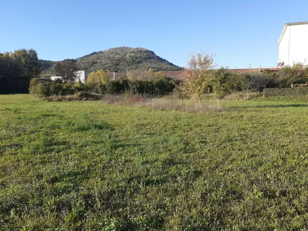 Terrain 650 m² ( + 1 400 non constructible) 