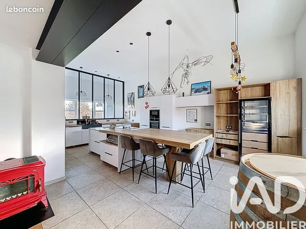 Propriété 8 pièces 283 m² 