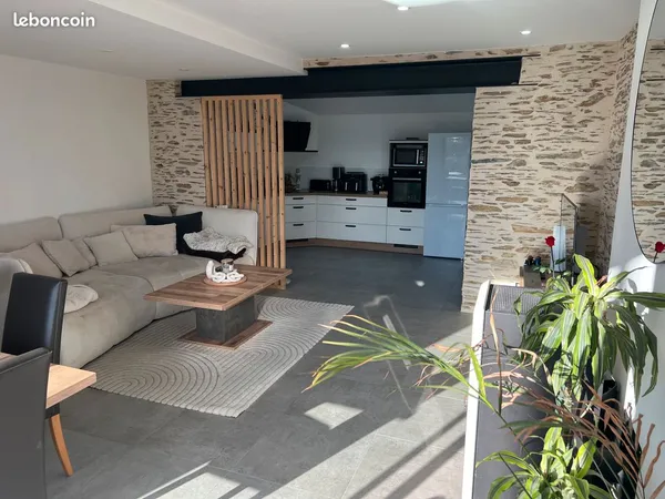 Maison rénovée en 2022 avec suite parentale RDC et pièce de vie avec poêle à granulés exposé 