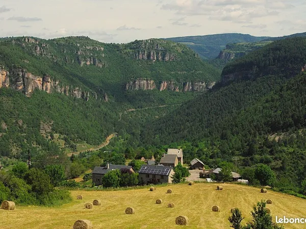 Transmission en location-gestion des Gîtes de la Bastide Un hameau vivant, une histoire familiale, 